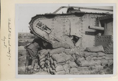 掘り出し物の屋根として使用された遺棄されたタンク、1915年から18年 作： English Photographer